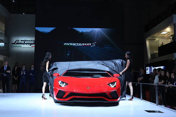 lamborghini huracan performante va aventador s ra mat tai thuong hai