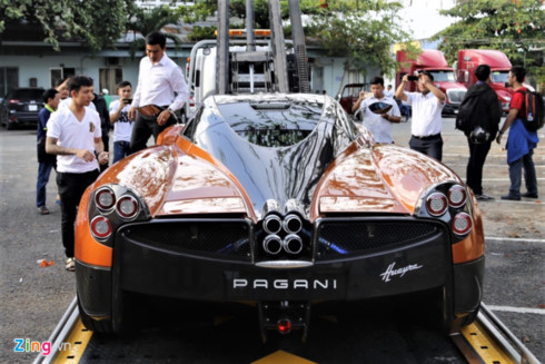 sieu xe pagani huayra 80 ty cua minh nhua di lay bien