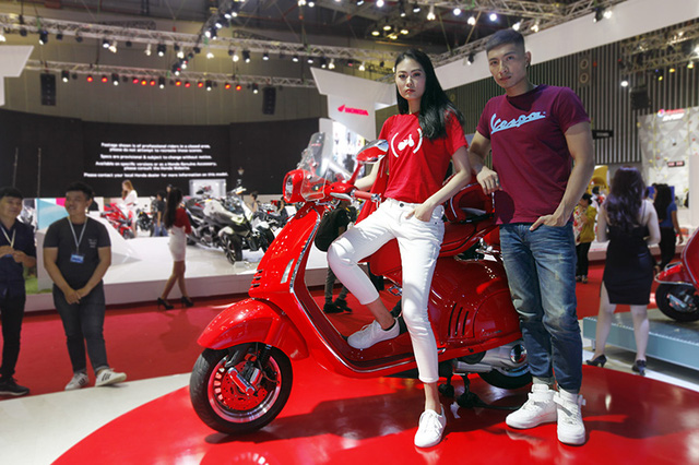 vespa 946 red hon ca thoi trang