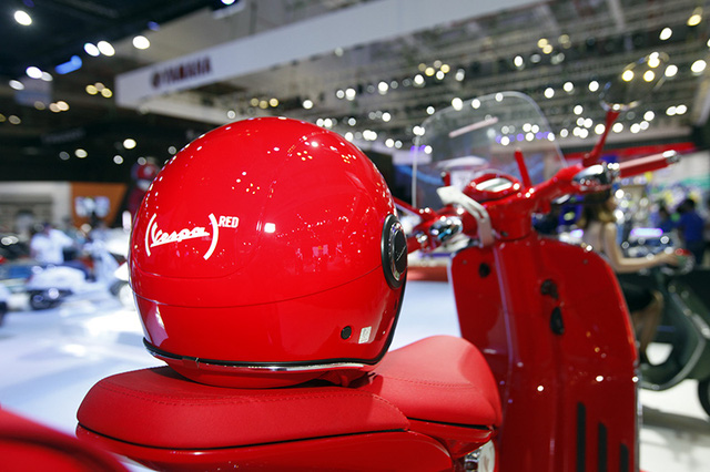 vespa 946 red hon ca thoi trang