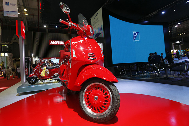 vespa 946 red hon ca thoi trang