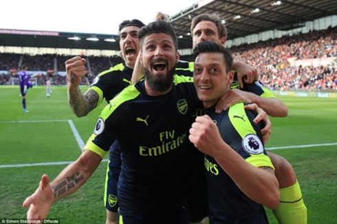 dai thang stoke arsenal quotpha hoi nongquot len top 4 premier league