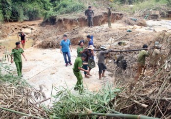 Hàng chục trinh sát đột kích sào huyệt 