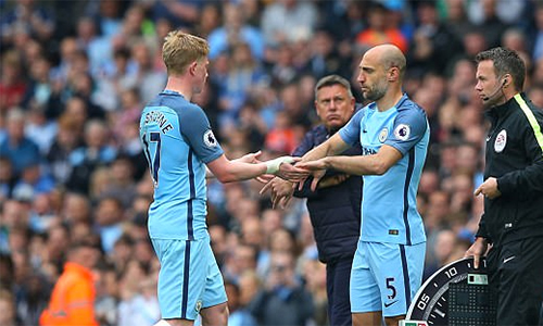 man city chia tay zabaleta mo man cuoc dai phau doi hinh