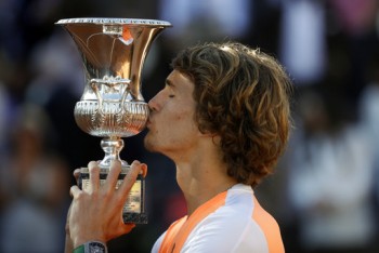 Hạ gục Djokovic, Zverev bất ngờ vô địch Rome Masters