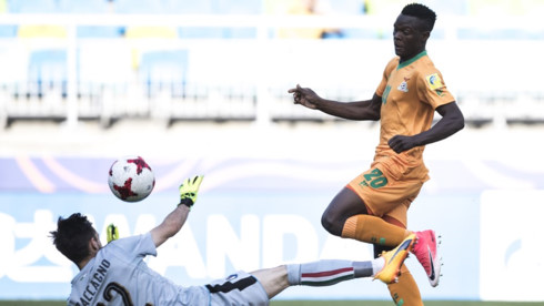 ha u20 zambia trong the 10 nguoi u20 italia vao ban ket u20 world cup