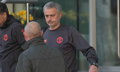 mourinho tiep tuc o khach san khong mua nha tai manchester