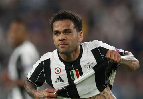 dani alves ngoanh mat voi guardiola chuan bi ky voi psg