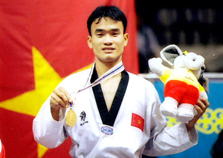 nha vo dich asiad ho nhat thong flores va cac vo su viet nhu nguoi lon dau voi tre con