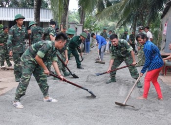 Bộ đội biên phòng An Giang chung sức xây dưng NTM vùng biên