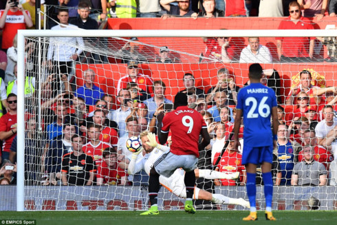 lukaku da hong phat den mu ha guc leicester nho sieu du bi