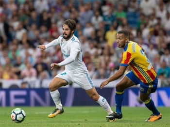 Real phải chia điểm với Valencia tại Bernabeu