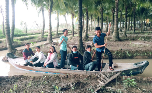 lam giau o nong thon sua sang nha trong cay trai va don khach toi an