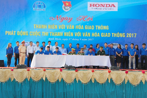 khoi dong cuoc thi thanh nien voi van hoa giao thong 2017