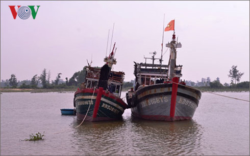 cua bien bi boi lap ngu dan kho khan vao noi neo dau tau thuyen