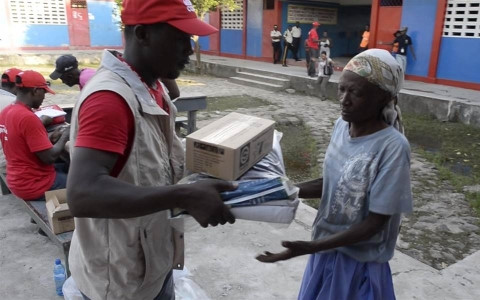 hang vien tro quoc te tiep tuc do ve haiti sau bao matthew