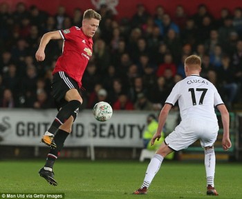 HLV Mourinho khen ngợi hai tài năng trẻ sau chiến thắng ở League Cup