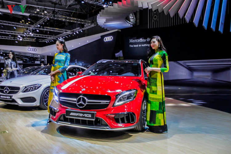 ngam nhin sieu xe duong pho mercedes amg gla 45 4matic