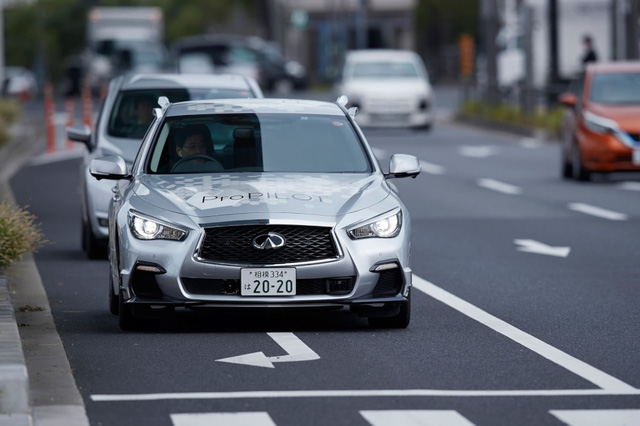 infiniti q50 tu lai xuat hien tren duong pho tokyo