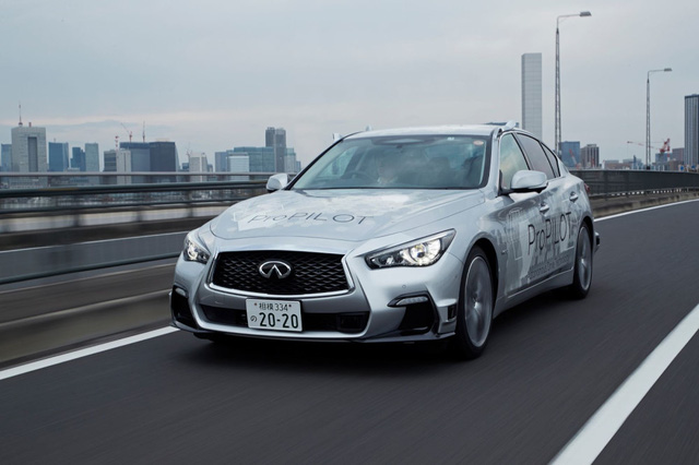 infiniti q50 tu lai xuat hien tren duong pho tokyo