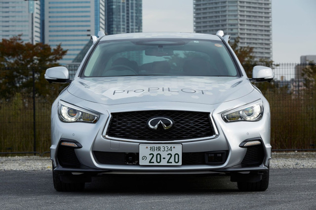 infiniti q50 tu lai xuat hien tren duong pho tokyo