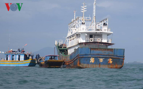 tau vo thep nuoc ngoai troi tren bien binh thuan