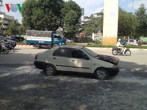 o to dang dang di bong nhien boc chay gan cau ha dong