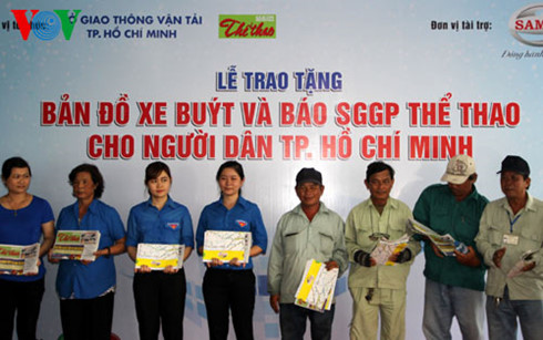 trao 10000 ban do xe buyt mien phi cho nguoi dan tp hcm