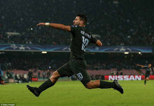 vuot qua napoli man city vao vong 18 champions league