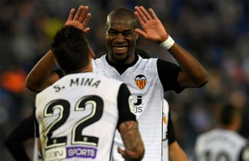 Valencia đuổi sát Barca bằng trận bất bại thứ 12