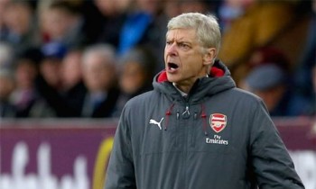 Wenger bảo vệ trọng tài sau quả penalty phút cuối