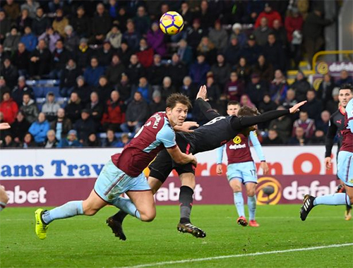 wenger bao ve trong tai sau qua penalty phut cuoi