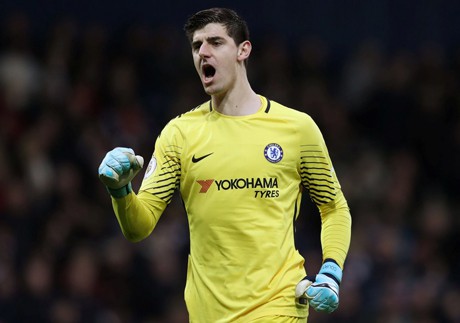 courtois muon duoc huong luong ngang bang voi de gea