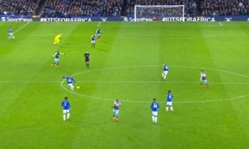 Rooney ghi bàn từ giữa sân, lập hat-trick đầu tiên cho Everton