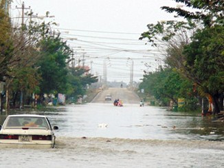 Miền Trung: Mưa giảm nhưng nhiều nơi vẫn còn ngập