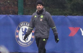 Hết “nổi loạn”, Diego Costa đội mưa tập luyện một mình