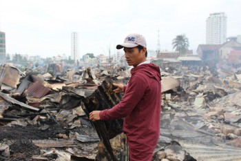 Cha lao vào ngõ tìm đứa con lạc trong biển lửa dữ dội