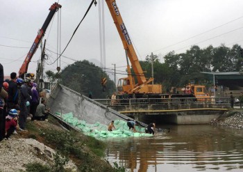 Xe tải vượt đèn đỏ tông xe khác xuống kênh, tài xế tử vong