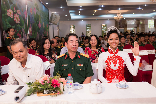 hoa hau hhen nie dai dien trao ao dai cho bao tang phu nu nam bo