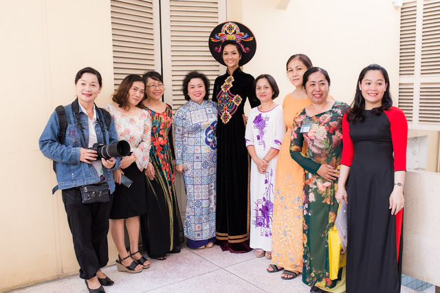 hoa hau hhen nie dai dien trao ao dai cho bao tang phu nu nam bo