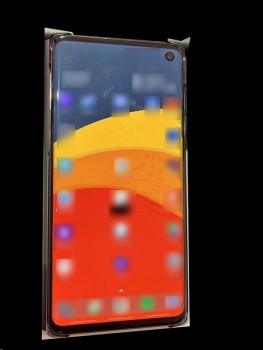 Ảnh thực tế Galaxy S10 lộ diện với màn hình “đục lỗ”