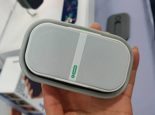 ces 2019 ngam mau loa di dong co the tho thut doc dao cua pow audio