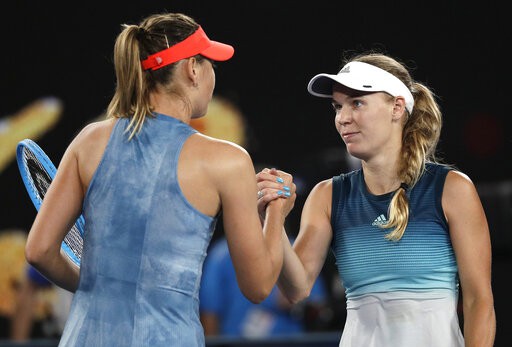 Australian Open: Federer tốc hành, 'búp bê' Sharapova hạ Wozniacki