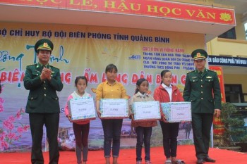 Bộ đội biên phòng mang xuân ấm về với học sinh và đồng bào vùng biên