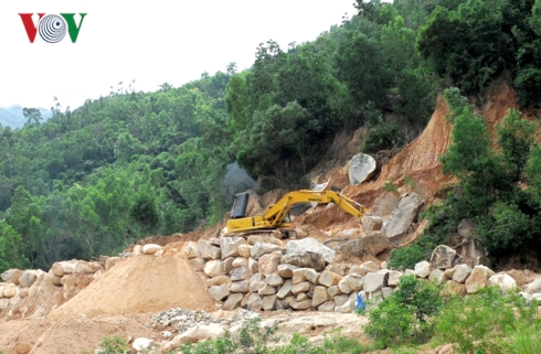 ngang nhien khai thac da tai vung sat lo tai nui xanh khanh hoa