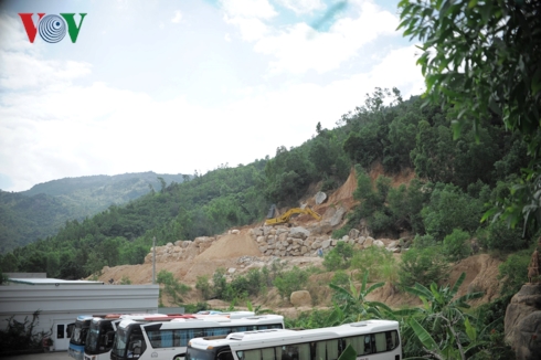 ngang nhien khai thac da tai vung sat lo tai nui xanh khanh hoa