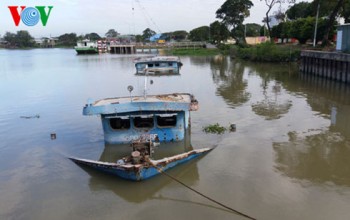 Sà lan chở 800 tấn thạch cao bị chìm