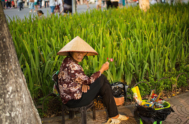 mot viet nam gian di ma da sac mau qua ong kinh cua du khach nuoc ngoai 25801