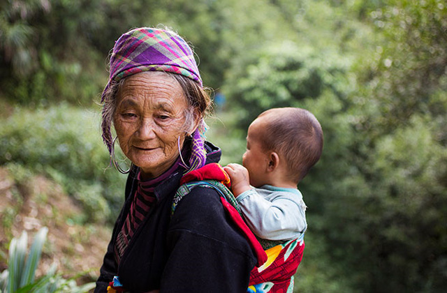 mot viet nam gian di ma da sac mau qua ong kinh cua du khach nuoc ngoai 25801