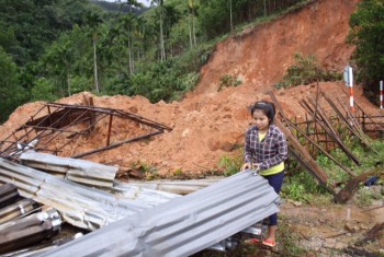 Người dân bị sập nhà do lũ chậm nhận được tiền hỗ trợ